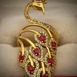 Anillo Exclusivo en Forma Pavo Real Con Gemas Rubíes y Circones Blancos Combinado