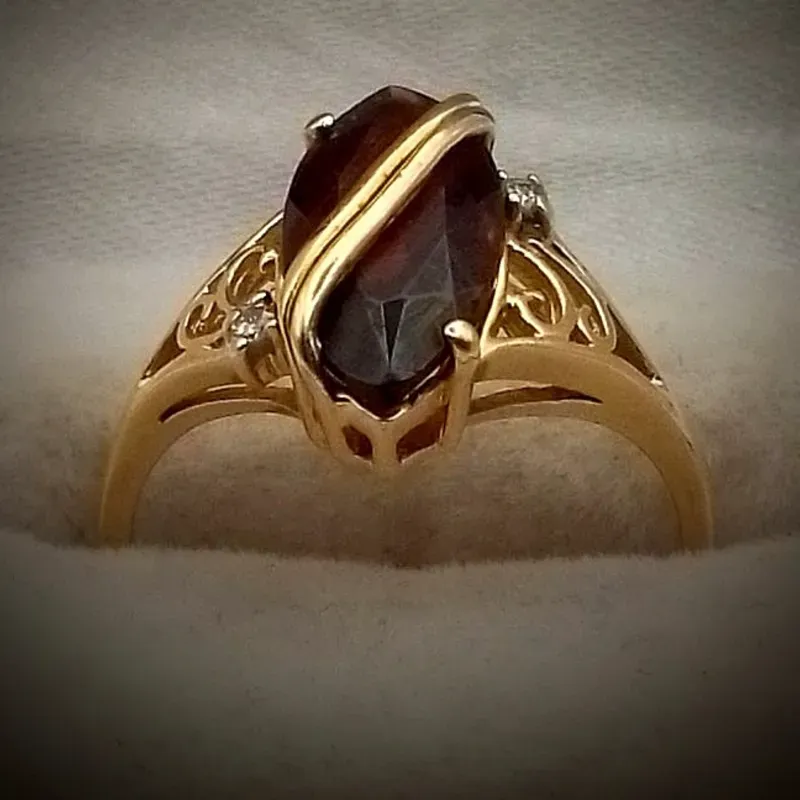 Anillo Exclusivo Estilo Almendra Con Gema Alejandrina