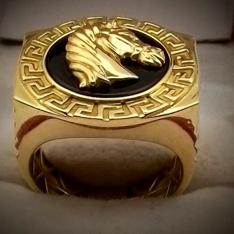 Anillo Exclusivo Versace Con Volumen Con Una Cabeza de Caballo En Relieve