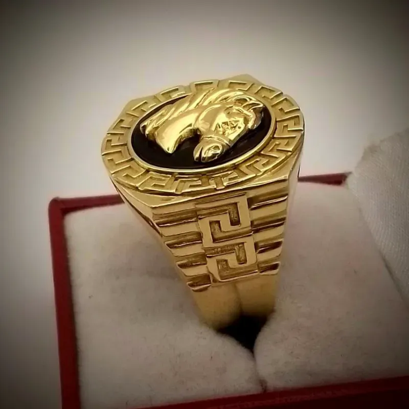 Anillo Exclusivo Versace Con Volumen Con Una Cabeza de Caballo En Relieve