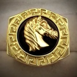 Anillo Exclusivo Versace Con Volumen Con Una Cabeza de Caballo En Relieve
