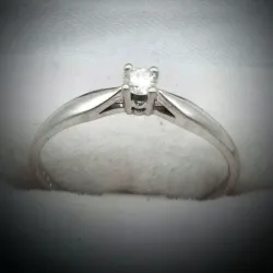 Anillo fino con un brillante