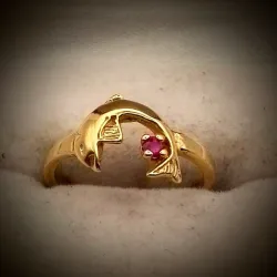 Anillo Forma Delfín con gema color rojo