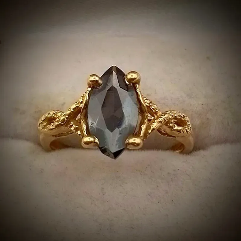 Anillo Fuerte Con una Almendra Negra