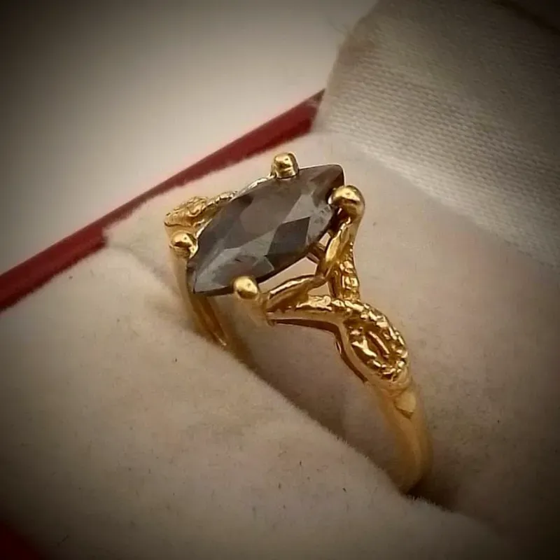 Anillo Fuerte Con una Almendra Negra
