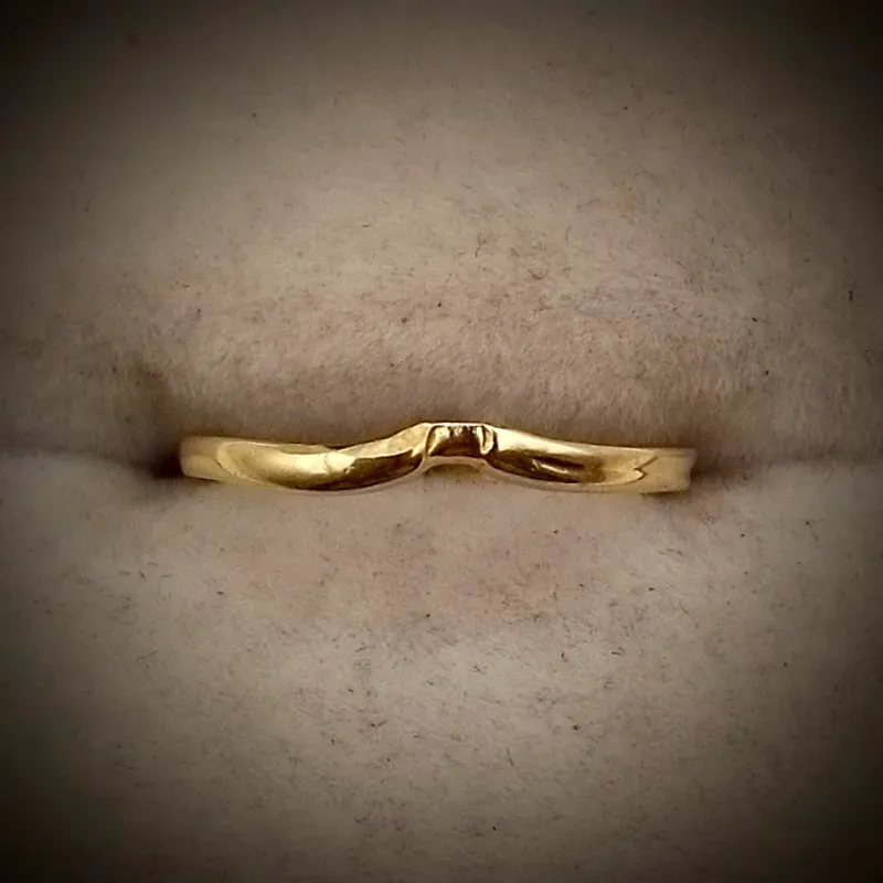 Anillo Fuerte Estilo Aro con una V