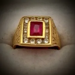 Anillo gema roja rectangular con circones blanco por el alrededor