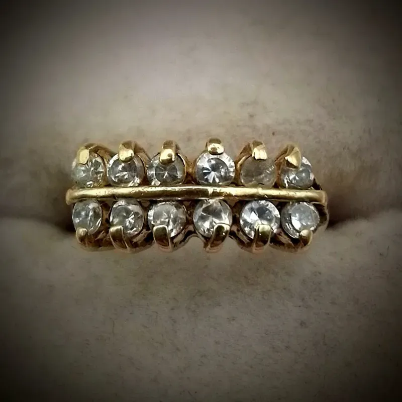 Anillo Macizo Clásico con Dos hileras de Circones Blancos Redondo