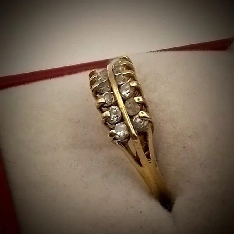 Anillo Macizo Clásico con Dos hileras de Circones Blancos Redondo