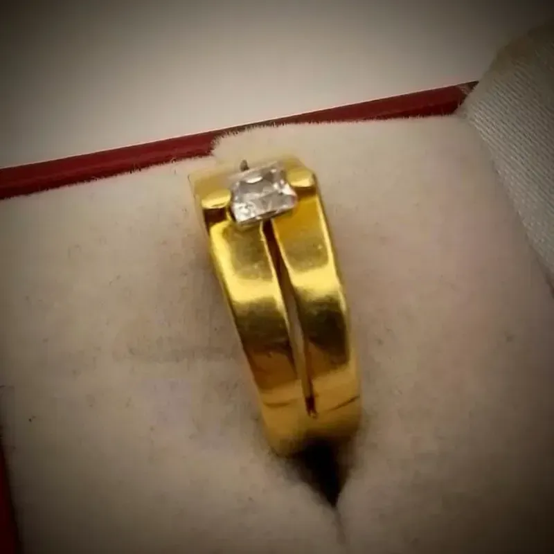 Anillo Macizo Con Circón Blanco Rectangular 18K
