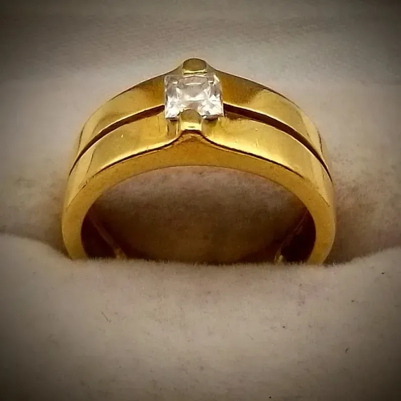 Anillo Macizo Con Circón Blanco Rectangular 18K