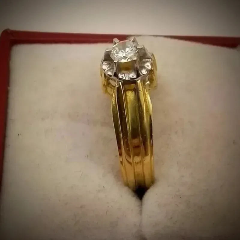 Anillo Macizo Con Circón Blanco Redondo