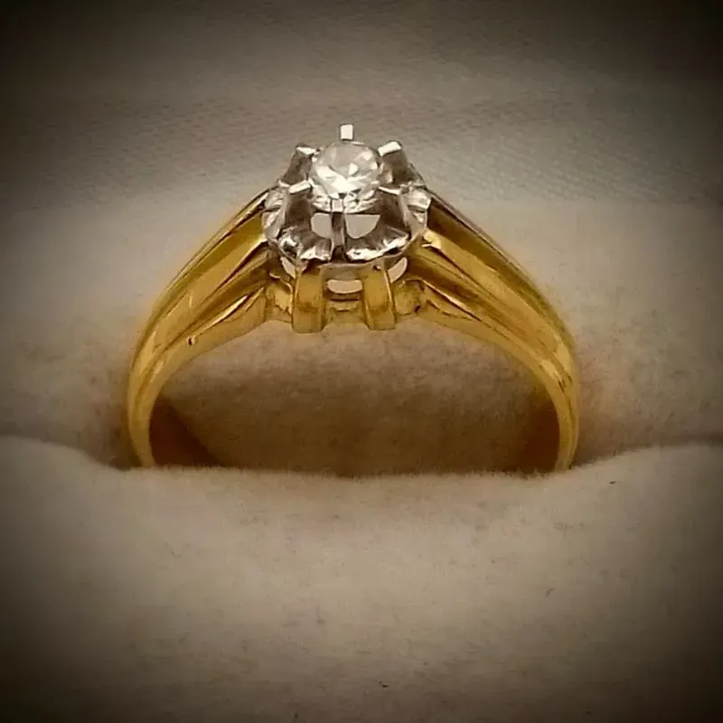 Anillo Macizo Con Circón Blanco Redondo