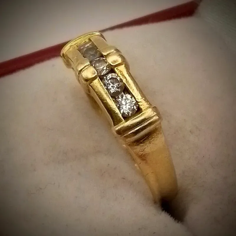 Anillo Macizo Exclusivo con una Ola y Circones Blancos Redondo Engaste de canal