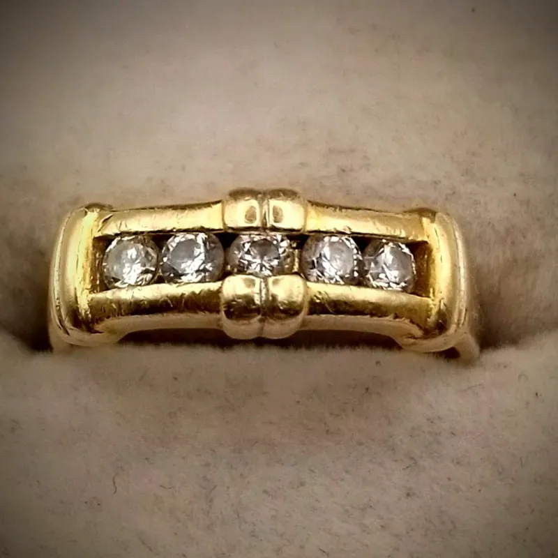 Anillo Macizo Exclusivo con una Ola y Circones Blancos Redondo Engaste de canal