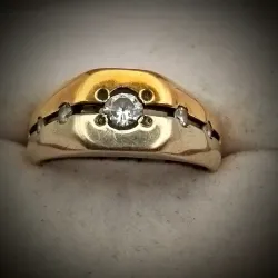 Anillo mitad oro blanco y amarillo separados por circones blanco