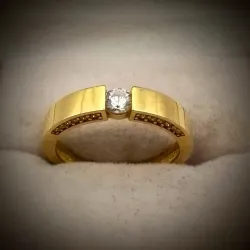 Anillo Nuevo Con Circón Blanco Redondo En El Medio Con Aro Ancho y en El borde Exterior tiene Circones