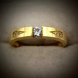 Anillo Nuevo Estilo Alianza con Circón Blanco en El Medio y en ambos lados Un Triángulo Con Circones