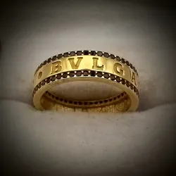 Anillo Nuevo Estilo Alianza con Circones Negro en el borde dice Bulgari