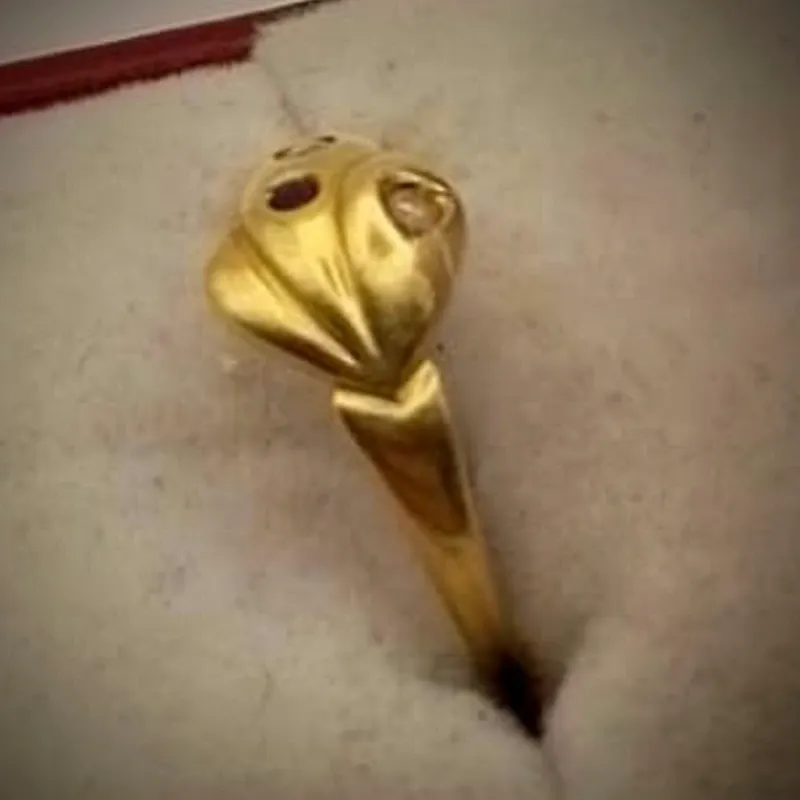 Anillo Original 18K con 3 Gemas Pequeñas