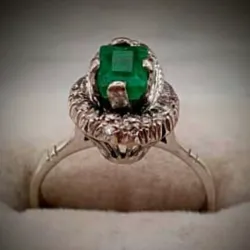 Anillo Original 18K en oro Blanco con brillantes y Esmeralda una pieza exclusiva