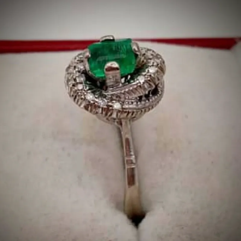 Anillo Original 18K en oro Blanco con brillantes y Esmeralda una pieza exclusiva