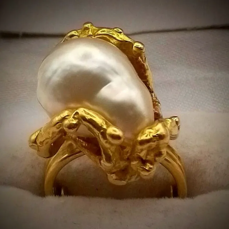 Anillo Original 18K Exclusivo con Perla Natural llamada Imperfecta (Japón)