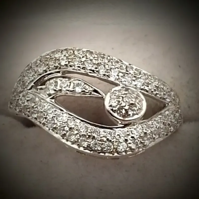 Anillo Oro Blanco con brillante en Forma de Hoja con Flor en el medio