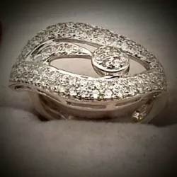 Anillo Oro Blanco con brillante en Forma de Hoja con Flor en el medio