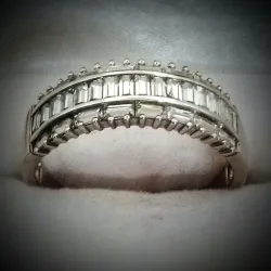 Anillo oro blanco estilo alianza con gemas baguette