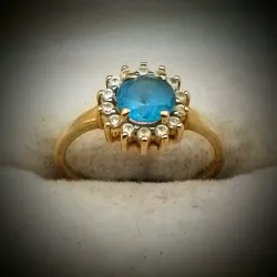 Anillo oro rosa con agua marina y circones blanco alrededor