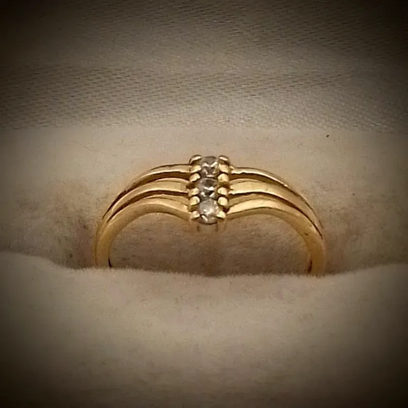 Anillo Sencillo Con 3 Circones Blancos Circulares Pequeños