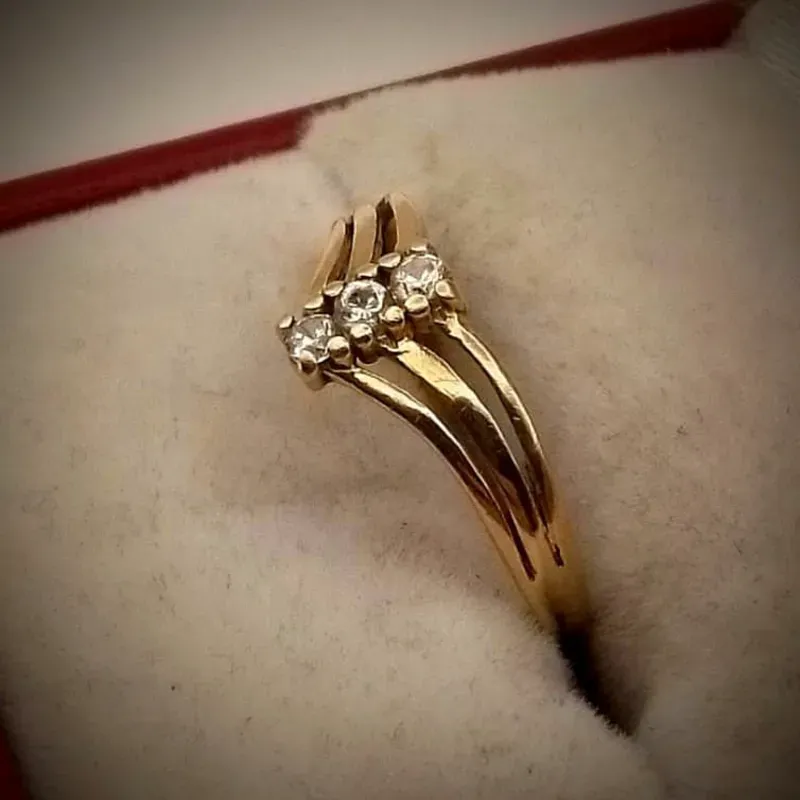 Anillo Sencillo Con 3 Circones Blancos Circulares Pequeños