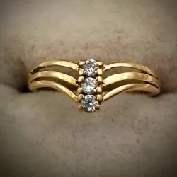 Anillo Sencillo Con 3 Circones Blancos Circulares Pequeños