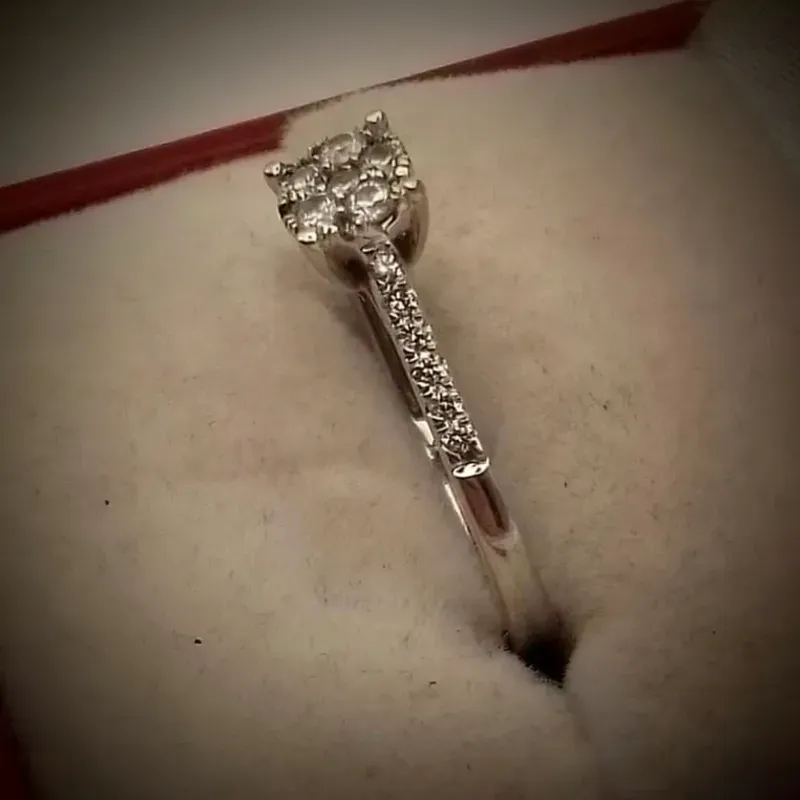 Anillo Sencillo Con Brillantes Exclusivo de Oro Blanco