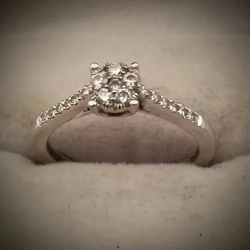 Anillo Sencillo Con Brillantes Exclusivo de Oro Blanco