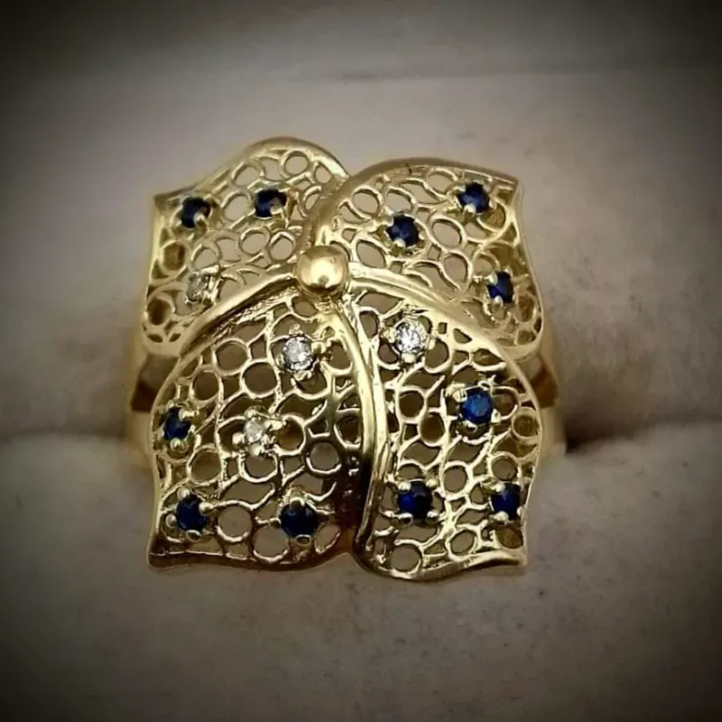 Anillo Tejido Con Volumen Forma De Mariposa