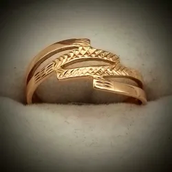Anillo trenzado en el medio de oro rosa