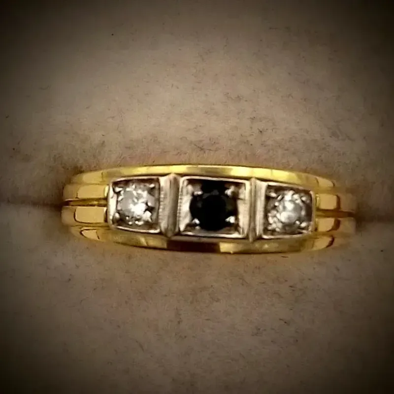 Anillo Tresillo Fuerte Con dos Brillantes 0.04 y Esmeralda