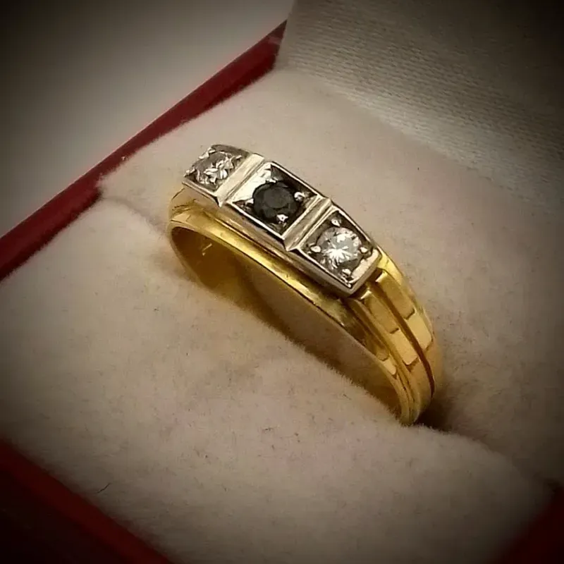 Anillo Tresillo Fuerte Con dos Brillantes 0.04 y Esmeralda