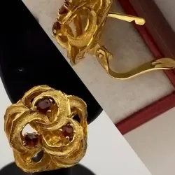 Aretes Calado Forma Flor Con Rubíes