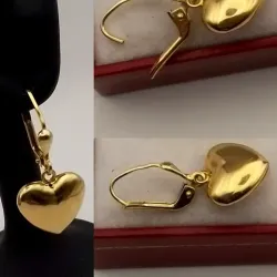 Aretes colgantes de corazón con volumen