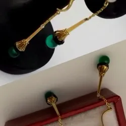 Aretes colgantes doble con perla y esmeraldas en las puntas