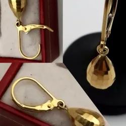 Aretes colgantes en forma de gota de agua