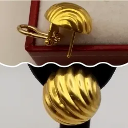 Aretes estilo concha pegado