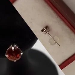Aretes pegados con circón rojo