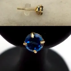 Aretes pegados con circón azul