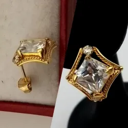 Aretes pegados con circón blanco en el medio tiene forma de rombo