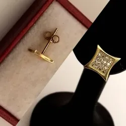 Aretes Pegados Con Circones Blancos Pequeños