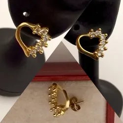 Aretes Pegados En Forma de Corazón con Circones Blancos Pequeños